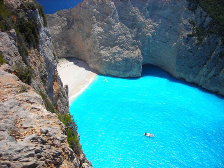 destinos-paradisiacos-navagio-beach-falesias
