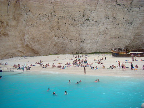 destinos-paradisiacos-navagio-beach-turistas