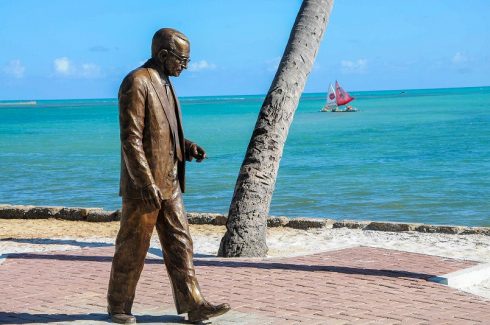 Escultura de Graciliano Ramos Na praia de Pajuçara Foto:Marco Antônio/Secom Maceió